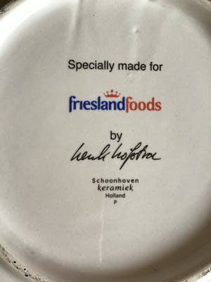 Henk Hofstra - Bord, schaal met Friese Koe, gesigneerd, plateelbakkerij Schoonhoven kopen? Bied vanaf 15!