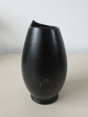 Niet of onleesbaar gesigneerd - Mat zwart Art Deco platelen vaasje kopen? Bied vanaf 1!
