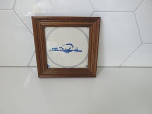 Niet of onleesbaar gesigneerd - Twee Delftsblauwe antieke tegels afbeelding koe en boerderij in houten lijst kopen? Bied vanaf 1!