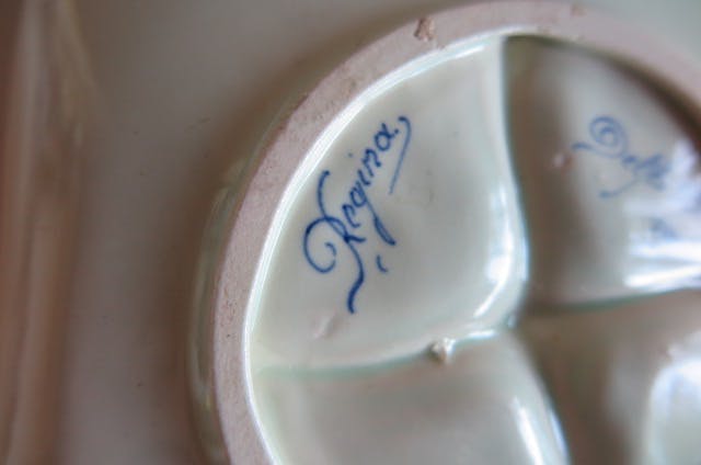 Kunstaardewerkfabriek Regina - Schaal Delfts blauw - Met verzilverd fraai ingesneden hengsel kopen? Bied vanaf 1!