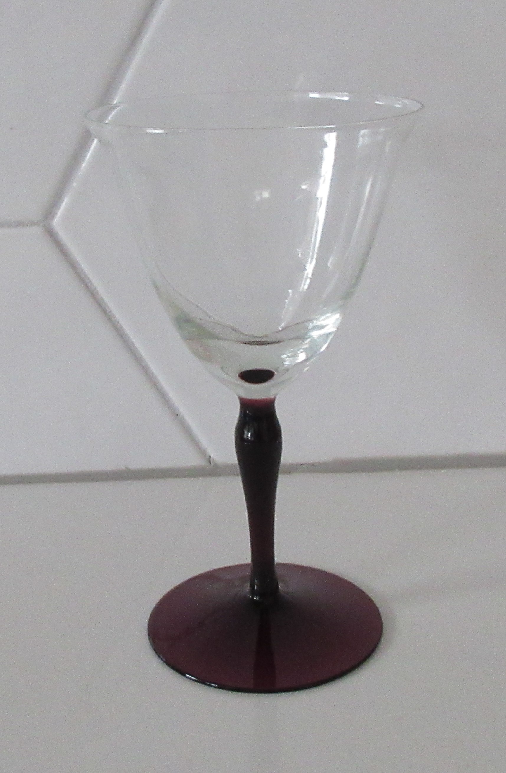 Willem Rozendaal - Vier rode wijnglazen servies Ajax met paarse voet en steel kopen? Bied vanaf 22!