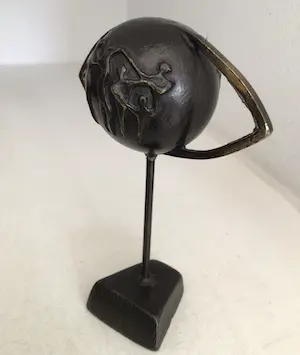 Corry Ammerlaan - Sculptuur “ Door het oog van de wereld “ kopen? Bied vanaf 1!