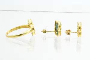 48 - Fraaie set  20krt gouden ring  + paar oorstekers met malachiet klaver 4 kopen? Bied vanaf 380!