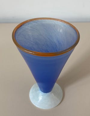 Niet of onleesbaar gesigneerd - Jema Boda Glasbruk - twee gekleurde vaasjes - A. Gray kopen? Bied vanaf 1!