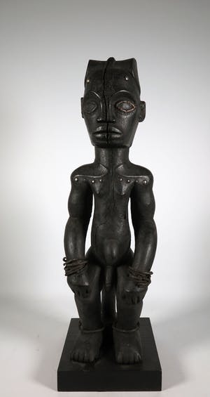 Fang - Hout en ijzer, Zittend mannenfiguur kopen? Bied vanaf 1!