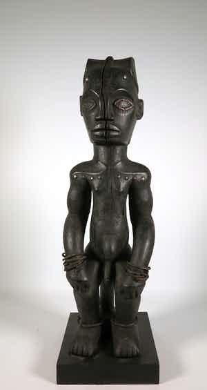 Fang - Hout en ijzer, Zittend mannenfiguur verkocht voor € 1!