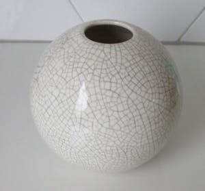 Plateelbakkerij Zuid-Holland - Wit craquele platelen Bolvaasje ontwerp LJ Muller na 1930 kopen? Bied vanaf 1!