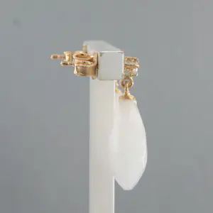 18k gouden oorhangers bezet met opaal en briljant geslepen diamant tot. 0.09ct kopen? Bied vanaf 300!