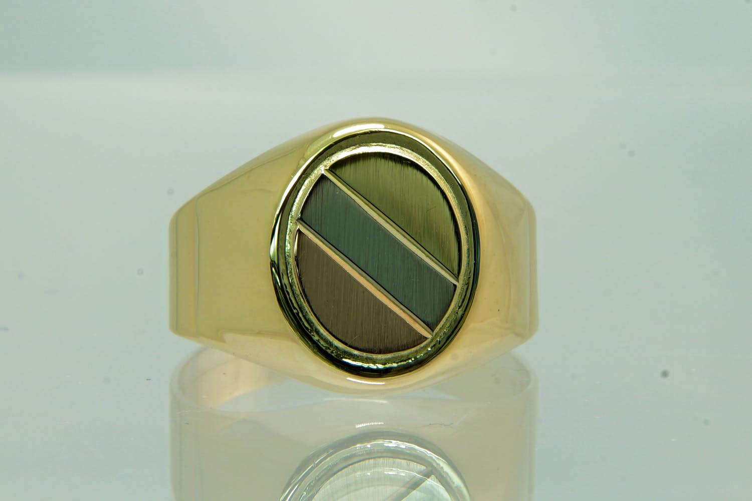 57 - Vintage zo goed als nieuwe ovalen 14krt tri-color gouden zegelring kopen? Bied vanaf 170!