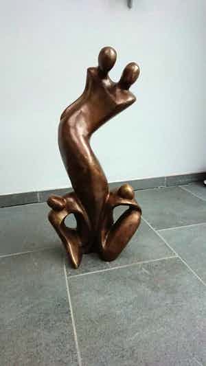 Niet of onleesbaar gesigneerd - Family Connected Love verkocht voor € 1!