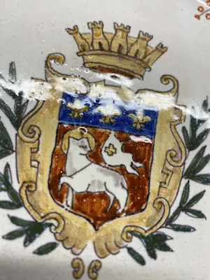 Faience de Rouen - Handgeschilderd bord met wapenschild - bonsecours kopen? Bied vanaf 39!