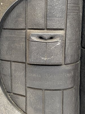 Niet of onleesbaar gesigneerd - Duits bronzen boekwerk kopen? Bied vanaf 1!