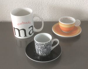 Keith Haring - e.a. TWEE ESPRESSO KOP-EN-SCHOTELS EN EEN MOK kopen? Bied vanaf 16!