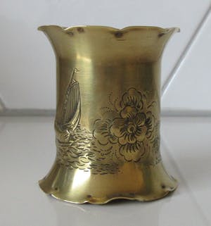 Niet of onleesbaar gesigneerd - Klaas Dijkstra Sneek - Hand gemaakt geel koperen lepelvaasje kopen? Bied vanaf 10!