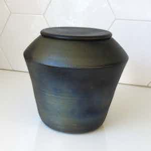 Niet of onleesbaar gesigneerd - Studio keramische verbronsde en atraciete deksel urn verkocht voor € 10!