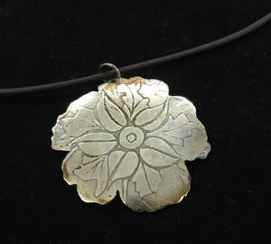 Yoka Voorbach - Collier met zilveren hanger met kleurenets, Magic eglantine kopen? Bied vanaf 1!