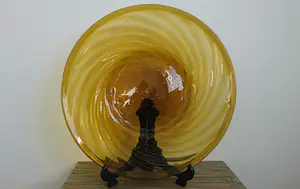 Niet of onleesbaar gesigneerd - Amber schaal met swirls en ingesloten luchtbellen kopen? Bied vanaf 1!
