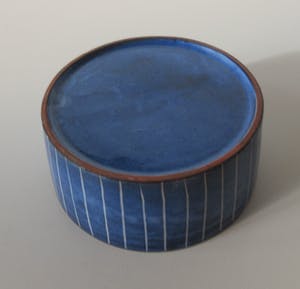 Niet of onleesbaar gesigneerd - Blauw wit lineair gestreept aardewerken theelicht kopen? Bied vanaf 1!