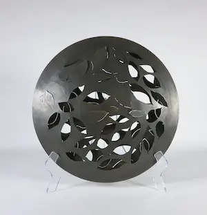 Niet of onleesbaar gesigneerd - Metalen wandsculptuur met bladmotief kopen? Bied vanaf 1!