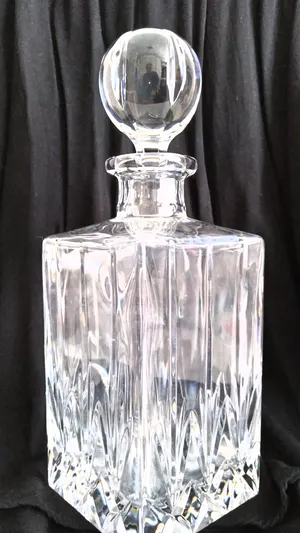 Niet of onleesbaar gesigneerd - schitterende karaf, bewerkt kristal, gemerkt kopen? Bied vanaf 1!