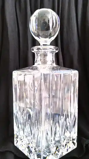 Niet of onleesbaar gesigneerd - schitterende karaf, bewerkt kristal, gemerkt verkocht voor € 1!