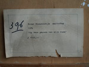 Peter Nieuwendijk - Houtreliëf, “Op 2 passen van mijn raam” – gesigneerd – 1967 kopen? Bied vanaf 150!