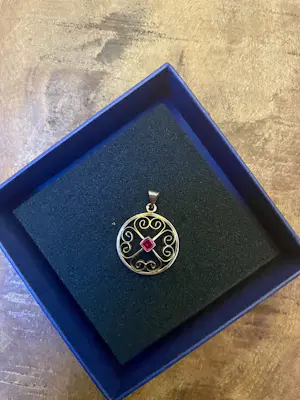 Antieke gouden hanger met robijn kopen? Bied vanaf 75!