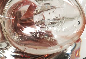 Ireneusz Kizinski - Vrijgevormde helderglazen fles met rood kopen? Bied vanaf 1!