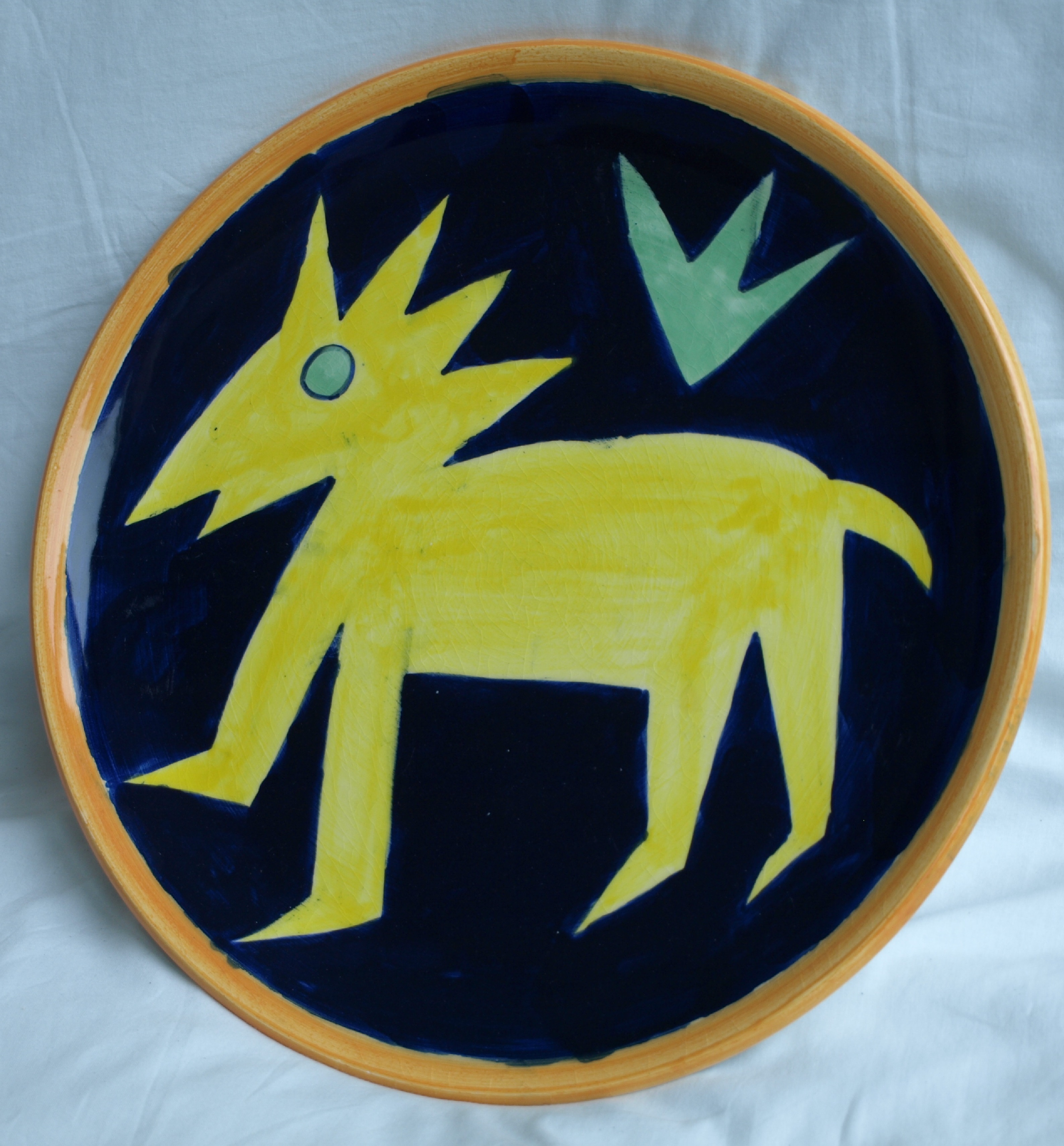 Niet of onleesbaar gesigneerd - Aardewerk, Bord , Fantasiedier met stekels – handgemaakt en gesigneerd  kopen? Bied vanaf 1!