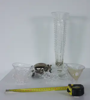 Yvon Trossèl - Diverse speels gevormde glasobjecten ('Bonbonella', 2 kopjes, hanger en vaasje) kopen? Bied vanaf 80!