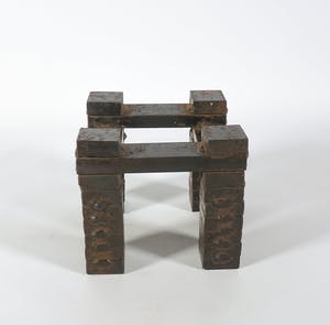 David van de Kop - Constructivistisch ijzeren beeld met vier pilaren kopen? Bied vanaf 300!