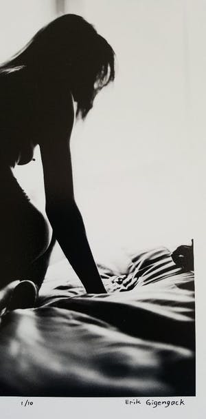 Erik Gigengack - 'woman on a bed', foto met beperkte oplage. kopen? Bied vanaf 35!