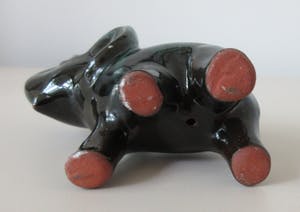 Niet of onleesbaar gesigneerd - Blue Mountain Pottery - Beeldje van een eend en een olifant kopen? Bied vanaf 1!