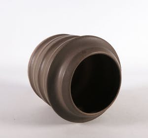 Jan Haans - Aardewerk, Geribbelde vaas door de Porceleyne Fles Delft kopen? Bied vanaf 1!