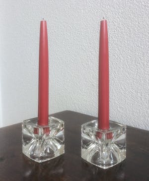 Niet of onleesbaar gesigneerd - TWEE KRISTALLEN KAARSENHOUDERS kopen? Bied vanaf 1!