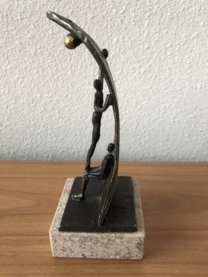 Corry Ammerlaan - Prachtig beeldje " De bal hoog houden " kopen? Bied vanaf 20!