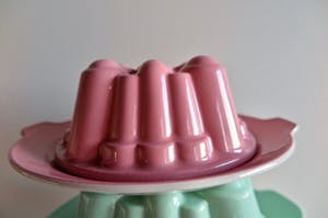 Firma Regout & Co - Antieke Puddingvormen met schotel - 3 kleuren (!)- Stapelbaar - Gemerkt kopen? Bied vanaf 129!