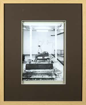 Joseph Beuys - Gesigneerde foto van een installatie in Galerie Durant-Dessert verkocht voor € 1!