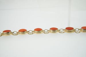 2033-Geelgouden Vintage 14krt armband met ovaal cabuchon geslepen bloedkoralen kopen? Bied vanaf 280!