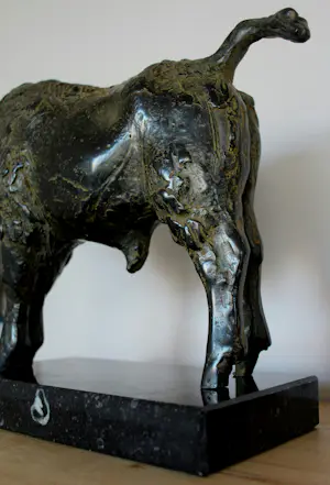 Hetty Heyster - Bronzen sculptuur: Bizon kalf - 1990 + boek (beeld staat in boek) kopen? Bied vanaf 1250!