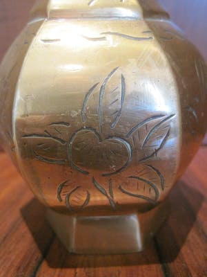 Brons (Onbekend) - Twee zeshoekige bronzen vaasjes. kopen? Bied vanaf 30!