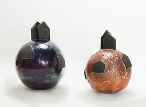 Niet of onleesbaar gesigneerd - 2 x studiokeramiek - 'Bollen' kopen? Bied vanaf 1!