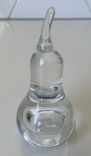 Niet of onleesbaar gesigneerd - Kristallen Peer presse papier kopen? Bied vanaf 1!