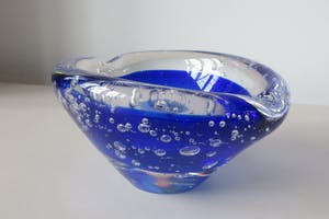 Floris Meydam - Serica asbak of kom blank en blauw glas met luchtbellen kopen? Bied vanaf 30!