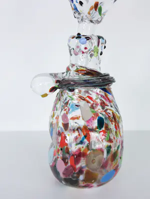 Yvon Trossèl - Glasobject, Vrolijke gekleurde glazen fles met grote 'ballon' dop kopen? Bied vanaf 100!