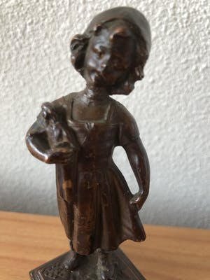 Niet of onleesbaar gesigneerd - Bronzen beeld meisje met pop en kikker. kopen? Bied vanaf 1!