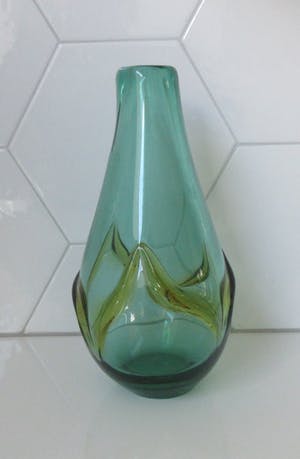 Niet of onleesbaar gesigneerd - Groen en amber dikwandige vintage glazen vaas kopen? Bied vanaf 10!