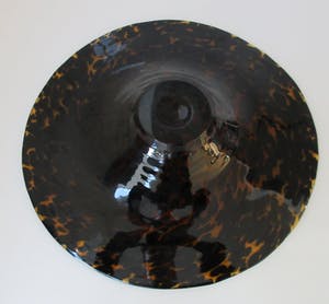 Niet of onleesbaar gesigneerd - Zeer grote art deco kunstglazen schaal in schilpad motief kopen? Bied vanaf 10!