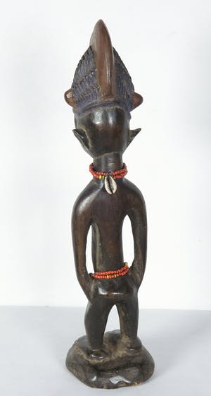 Yoruba - Houten Ibedji- of tweelingbeeld van vrouw met rode kralen kopen? Bied vanaf 1!