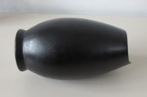 Niet of onleesbaar gesigneerd - Mat zwart Art Deco platelen vaasje kopen? Bied vanaf 1!